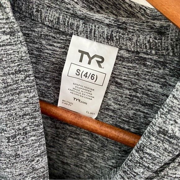 TYR | unisex heather gray long sleeve performance hoodie shirt - NWT - Picture 3 of 5